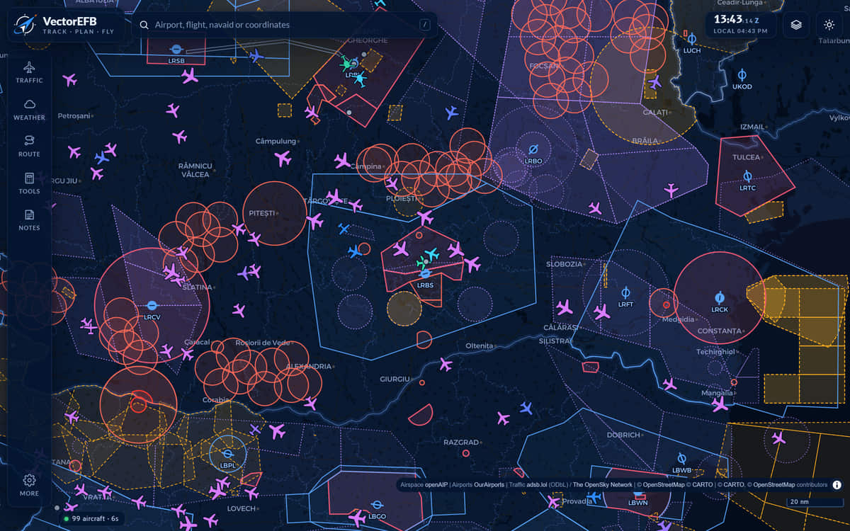 Harta VectorEFB a centrului României, noaptea, cu limitele spațiului aerian și simboluri de aeronave în timp real; bara din stânga arată Traffic, Weather, Route, Tools și Notes.