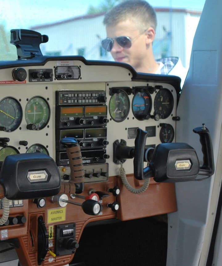 Max, fondatorul VectorEFB, cu ochelari de soare, în spatele bordului unui Cessna, pe un aerodrom.